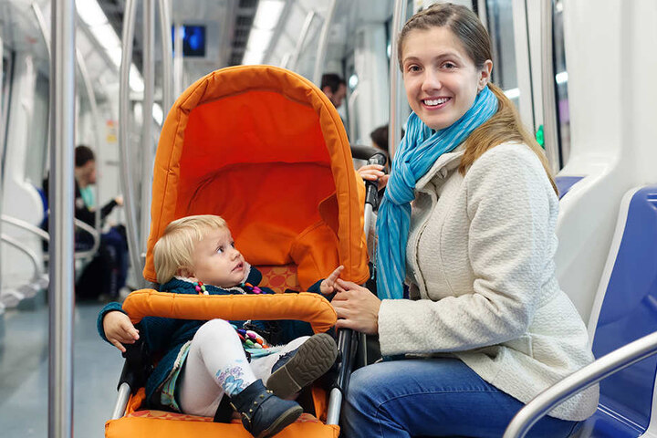 Gibt es für frisch gebackene Eltern bald kostenlose Tickets für den öffentlichen Personennahverkehr?