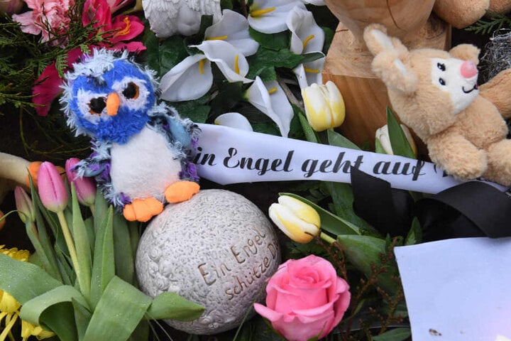 Auf dem Friedhof im Zentrum der Stadt liegen Blumen und ein Teddybär auf Leonies Grab.