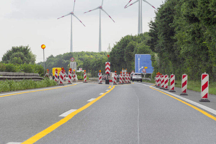 Der Lkw-Fahrer soll bewußt um eine Absperrung gefahren sein. (Symbolbild)