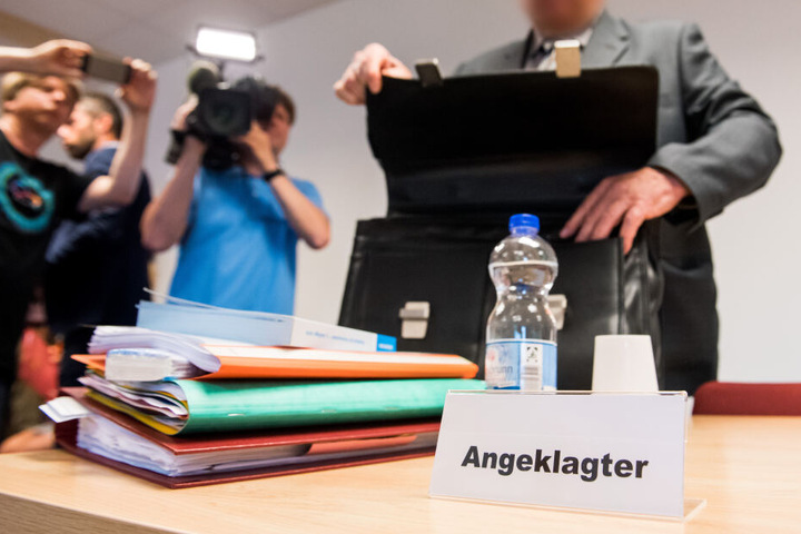 Der 74-Jährige soll laut Anklage bei einem Beratungsgespräch mit einer von ihm betreuten Frau sein Geschlechtsteil entblößt haben.
