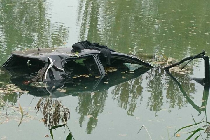 Der Pkw versank fast komplett im See.
