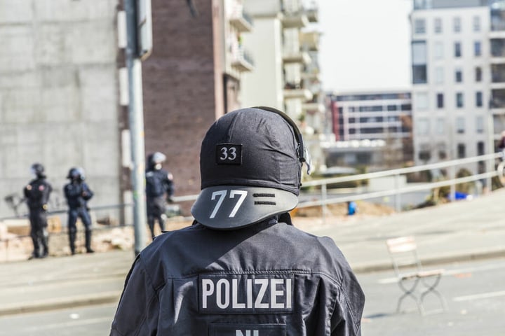 Die Polizei musste mit einem Großaufgebot einschreiten (Symbolbild).
