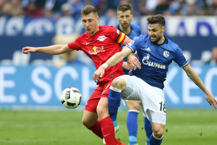 Am 16. März duellieren sich Schalke 04 (hier Marco Caligiuri, r.) und RB Leipzig (hier Willi Orban, l.) in der Veltins-Arena. Und Ihr könnt dabei sein!