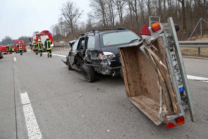 Der Mercedes war mit diesem Toyota zusammengestoßen, der auf seinem Anhänger ein Schaf transportierte.