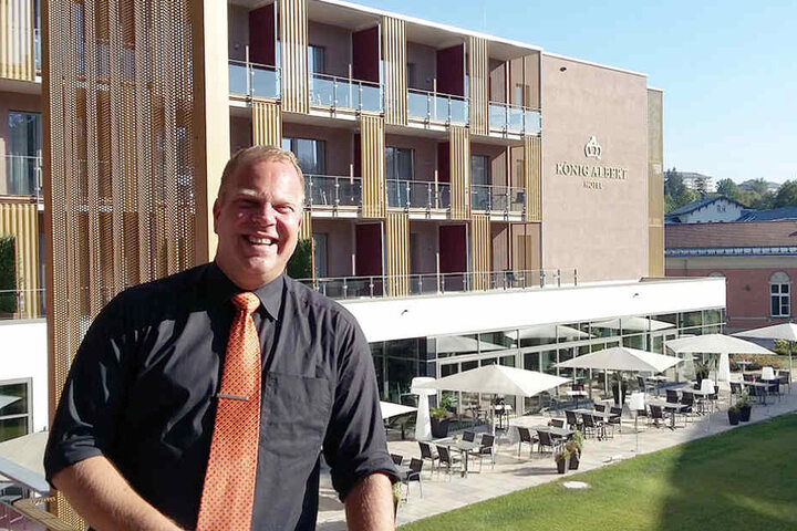 Hoteldirektor Marc Cantauw. Hinter ihm das neue Hotel.
