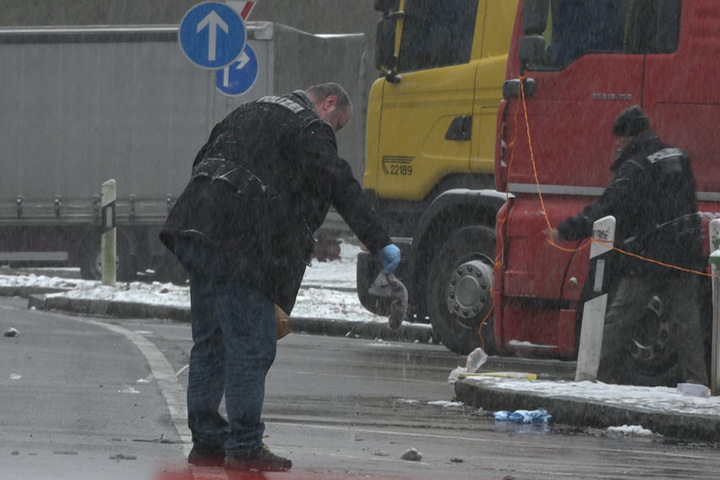 Die Hintergründe sind noch völlig unklar. Die Polizei ermittelt mit Hochdruck.