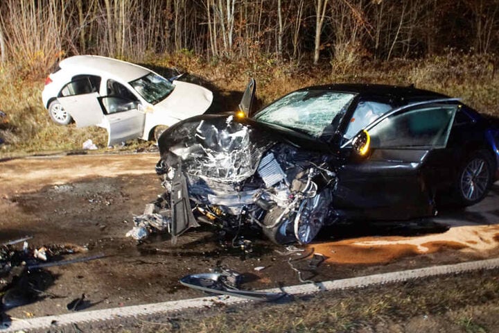 Die beiden Autos wurden bei dem Zusammenstoß völlig zerstört.