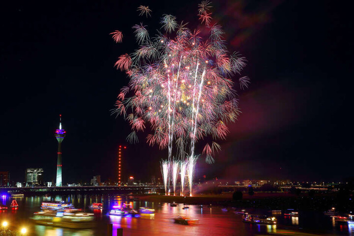 Feuerwerkskörper explodieren über dem Rhein in Düsseldorf am Japan-Tag.