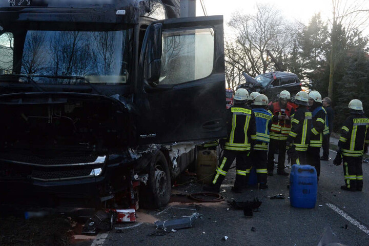 Einsatzkräfte der Feuerwehr räumten die Unfallstelle.