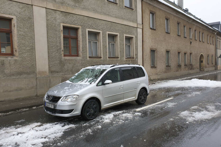 Der VW war auf der B101 unterwegs, als sich die Dachlawine plötzlich löste.