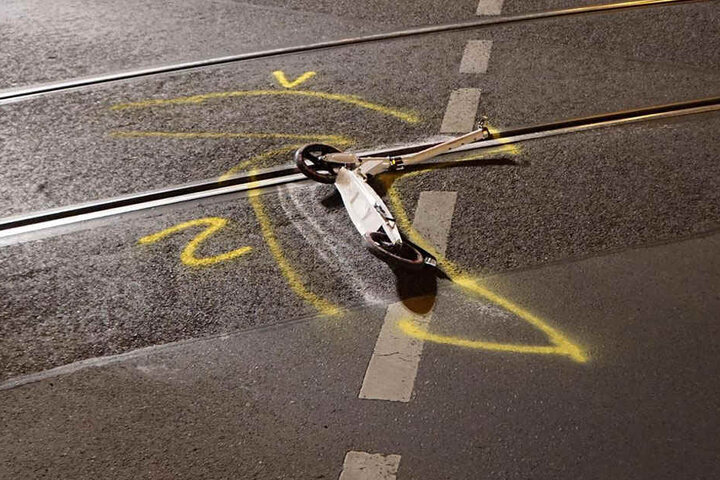 Die 19-Jährige war mit ihrem Roller unterwegs, als sie mit dem Mercedes-Fahrer kollidierte.
