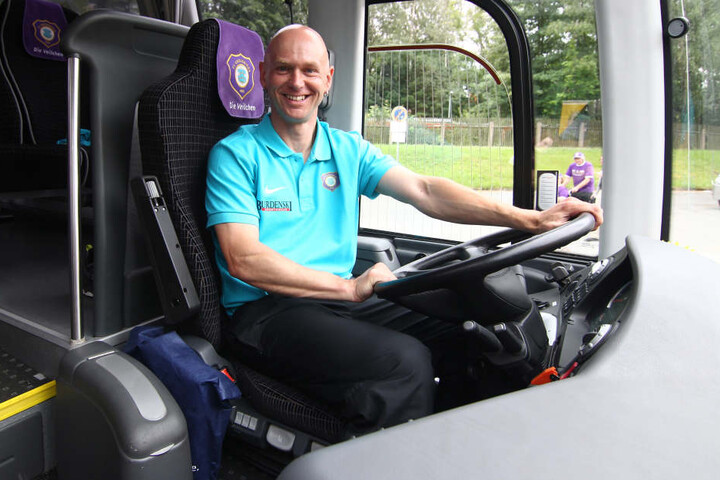 Heiko Martin am Steuer des Aue-Busses.