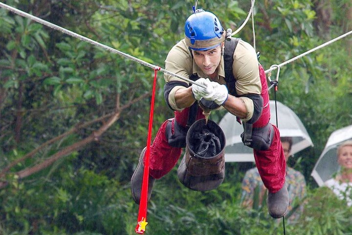 Marc Terenzi ein Seil zwischen den Beinen und den Stern fest im Blick.