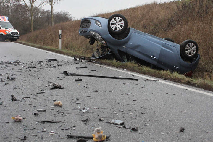 Die Straße glich einem Trümmerfeld. Das Auto der Frauen kam auf dem Dach zum Liegen.