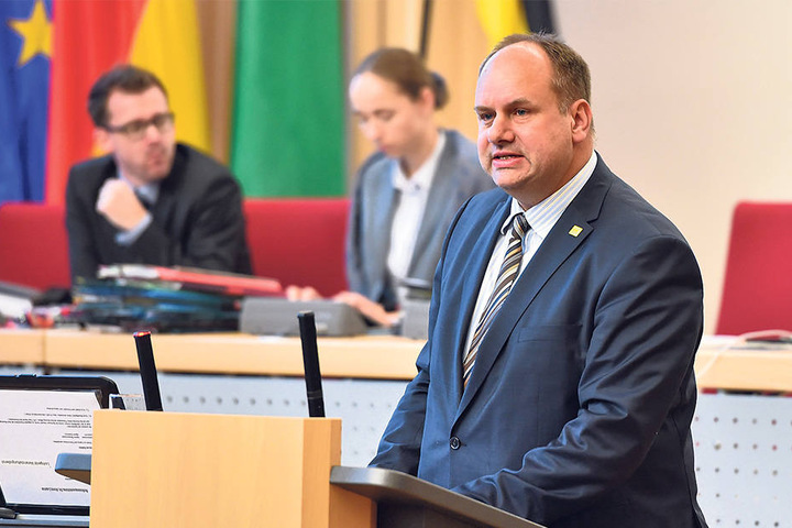 OB Dirk Hilbert (45, FDP) will über die Zukunft der Garagengemeinschaften den
Stadtrat beraten lassen.
