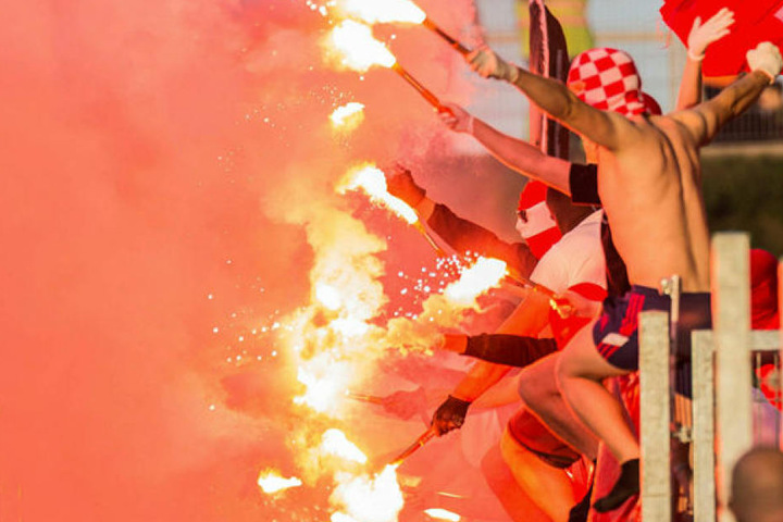 In Zwickau brennt's schon lichterloh, wobei in diesem Fall die Erfurter Fans verantwortlich waren.