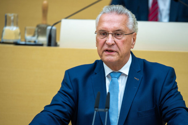Laut Innenminister Joachim Herrmann ging die Zahl der Wohnungseinbrüche in Bayern deutlich zurück. (Archiv)