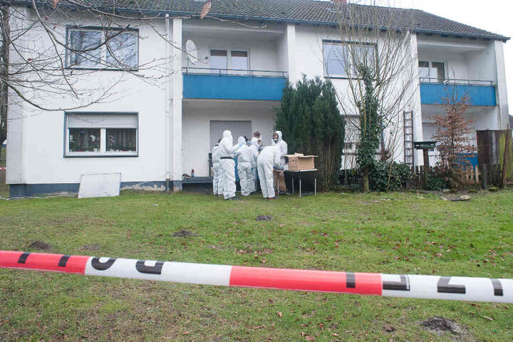 In dem Mehrfamilienhaus in Augustdorf wurde die Frau leblos aufgefunden.
