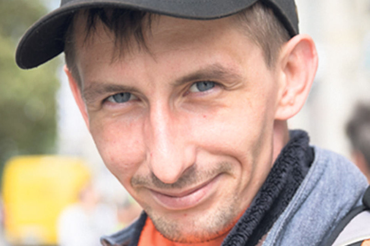 Tobias
Kopitz
(31), Umschüler
aus Dresden,
will
die Grünen wählen:
„Mir
gefällt ihre
Politik. Die
Familienpolitik und die Arbeitspolitik
sagen mir zu.“