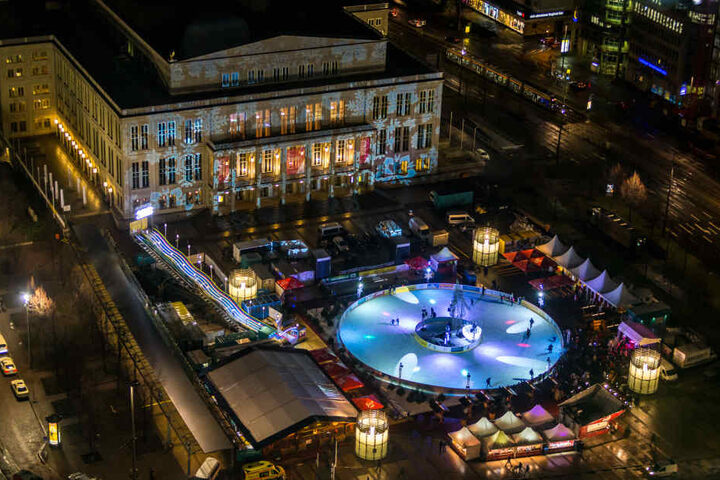Neben der Eislaufbahn, einer 36 Meter hohen Rodelbahn (links) und einer Eisstockbahn erwarten die Besucher auch zahlreiche Hütten und ein Après-Ice-Partyhaus.