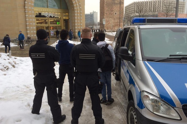 Die Polizei kontrollierte deutsche wie ausländische Passanten.
