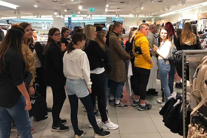 Viele Dresdnerinnen und Dresdner standen in der Altmarkt-Galerie Schlange für ein Autogramm von der TV-Moderatorin.