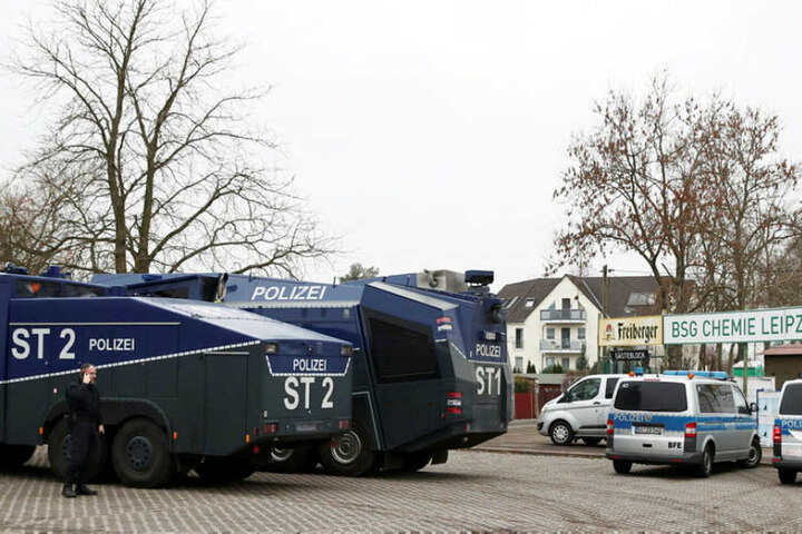 Zwei Wasserwerfer standen vor dem Alfred-Kunze-Sportpark. Obwohl keine Lok-Fans im Stadion sind, bereitete man sich in dessen Umfeld auf den Ernstfall vor.