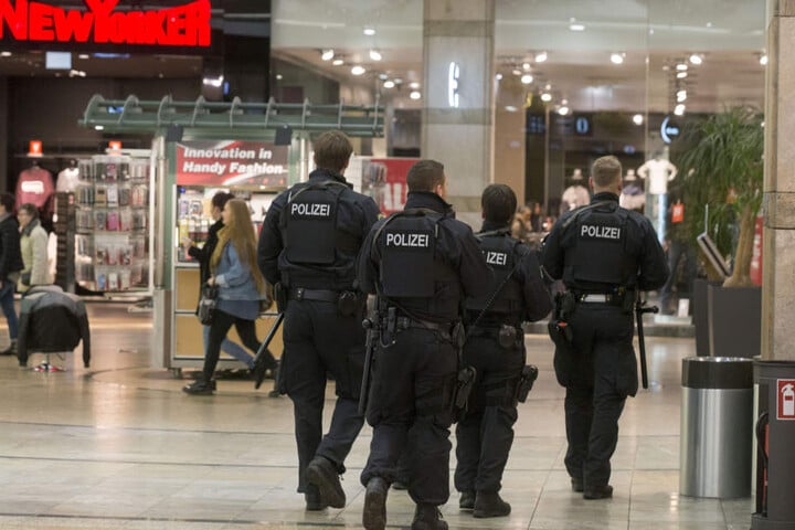 Die Polizei im Einkaufszentrum Centro in Oberhausen am Donnerstagabend.