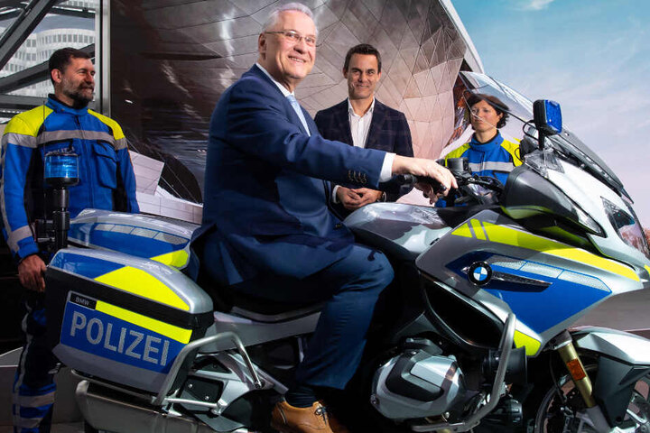 Innenminister Joachim Herrmann fühlt sich auf einem Polizeimotorrad sichtlich wohl.
