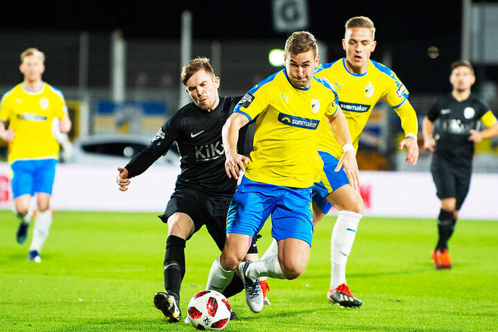 Jenas Julian Günther-Schmidt (vorne) brachte Carl Zeiss zwar in Front, verlor mit seinem Team aber dennoch mit 1:2.