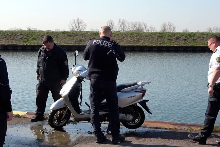 Zwei Männer waren mit einem Moped in den Kanal gestürzt.