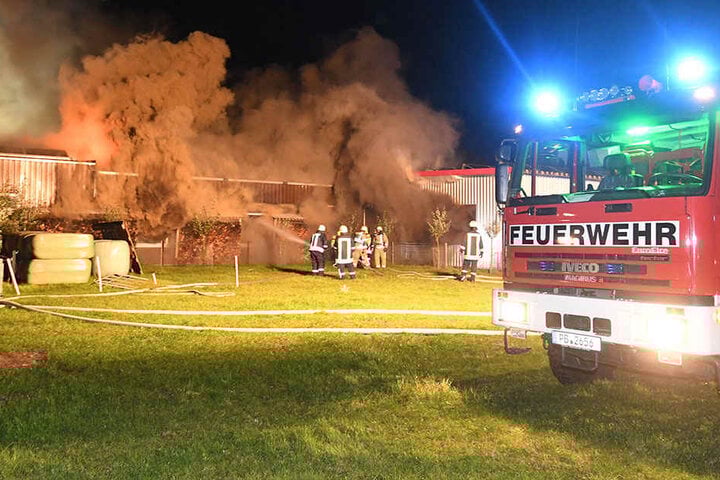 Die Feuerwehr musste von allen Seiten den Brand bekämpfen, um die Kontrolle zu erlangen.