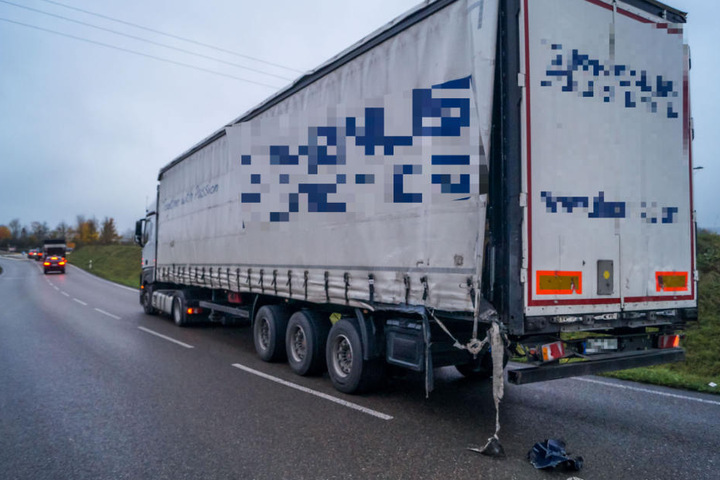 Der Lkw-Fahrer (41) war offenbar viel zu schnell unterwegs, geriet auf die Gegenfahrbahn.