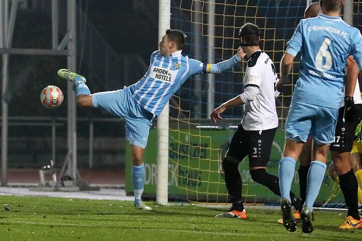 Trotz artistischer Einlage verpasst Daniel Frahn den Ball.
