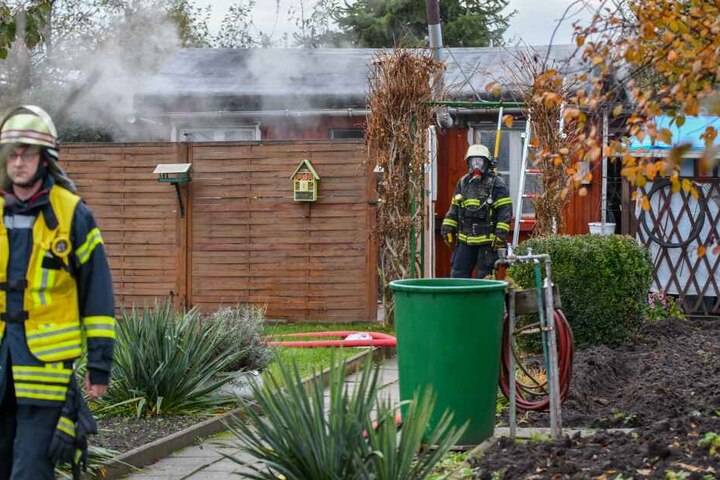 Noch bevor die Feuerwehr eintraf, rettete ein Passant den eingeschlafenen Laubenpieper.