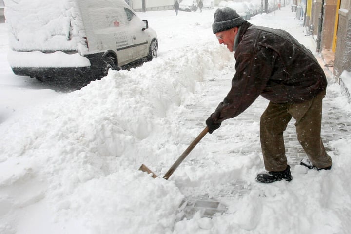 Ein Streit ums Schneeschippen eskalierte: Bruder und Schwester wurde handgreiflich, weil keiner Schnee schaufeln wollte. (Symbolbild)