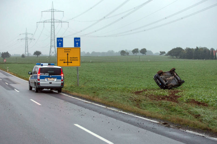Der Fahrer kam mit leichten Verletzungen davon.