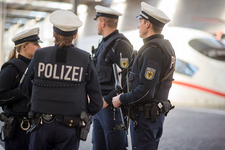 Bundespolizisten auf Streife. Am Leipziger Hauptbahnhof blieb der Verdächtige unbemerkt.