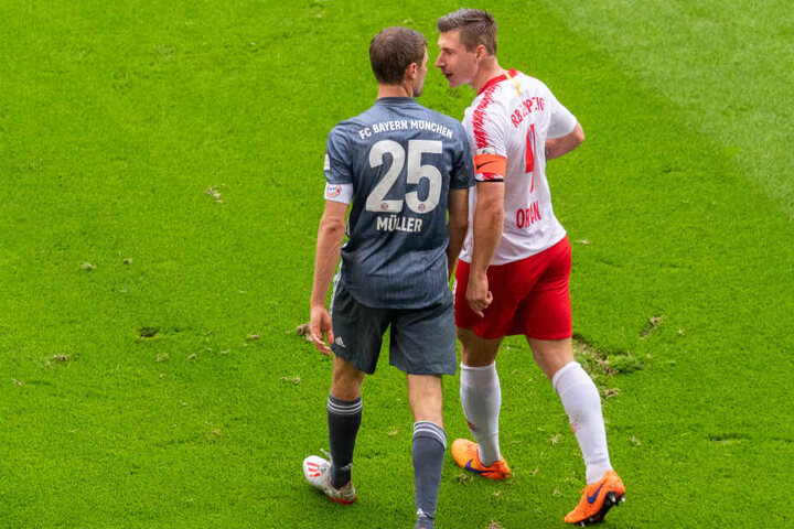 Willi Orban und Thomas Müller tauschen verbale Nettigkeiten aus.
