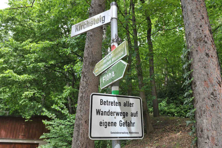 Hinweisschilder an der Straße.