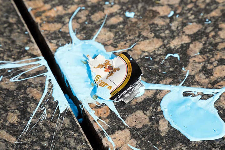 Am Sockel wurden Glassplitter und Etiketten von Bierflaschen gefunden.