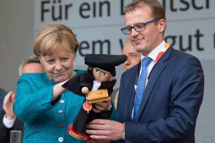 Solche Großveranstaltungen kosten viel Geld. Hier Kanzlerin Angela Merkel
(63, CDU) mit Kandidat Alexander Krauß (41, CDU) in Annaberg-Buchholz.