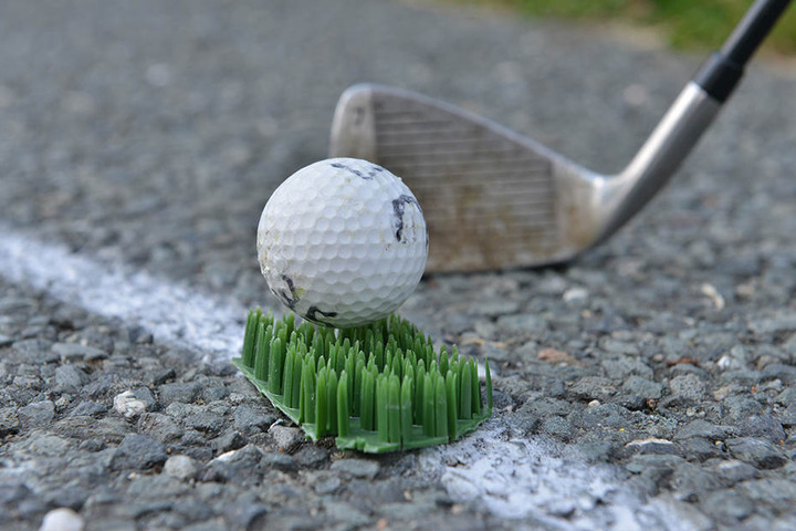 Schummeln, oder was?! Hier hilft ein Stückchen Kunstrasen beim Abschlag des 13 Gramm schweren Crossgolf-Balls vom Asphalt.