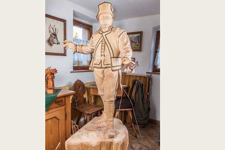 Erster Blick auf die geschnitzte Figur des Hüttenfactors, hier noch ohne Ehefrau und unbemalt.