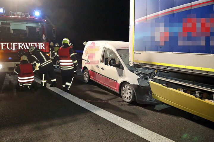 Warum die Fahrerin des Caddys den Lkw rammte, ist noch unklar.