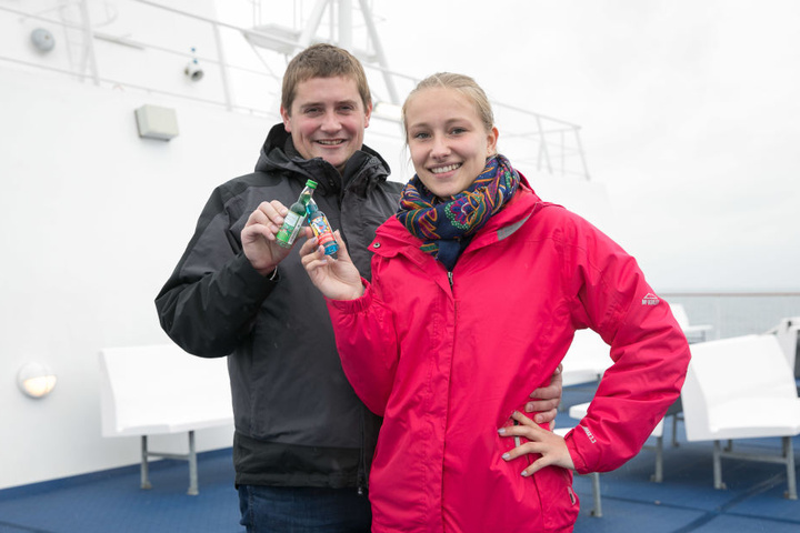 Prost oder besser Skol! Franz Sieber (24) und Anna Kleditzsch (19) stoßen mit Kräuterlikör aus dem Erzgebirge auf ihre Helden an.