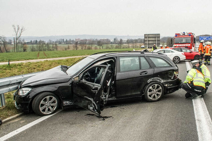 Auch die vier Insassen dieser E-Klasse im Alter von einem bis 35 Jahren kamen ins Krankenhaus.