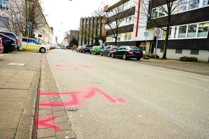 Kreidemarkierungen deuten die Stelle des Unfalls an.