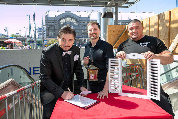 Vertrag besiegelt: Vater und Sohn Herrmann mit Oliver Patzsch (45, v.l.) von der Objektbetreung der Firma Dürr.