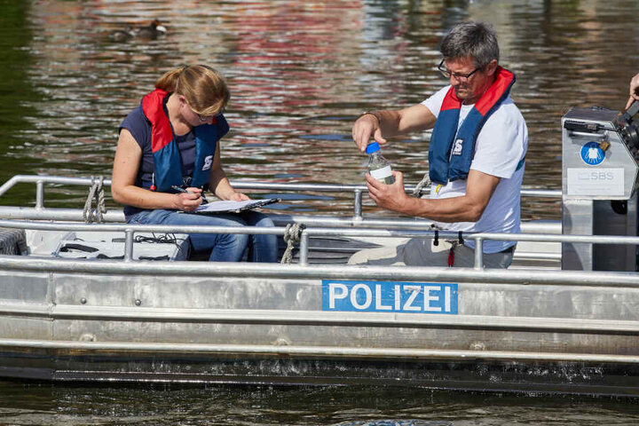 Probenehmer testen Gewässerproben aus der Außenalster. Werden Blaualgen gefunden, könnte das Schwimmen beim Ironman wieder ausfallen.